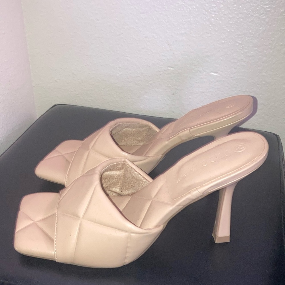 Small heeled shoes